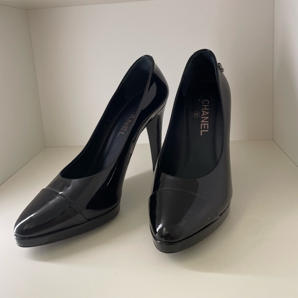 New never used authentic Chanel black heels